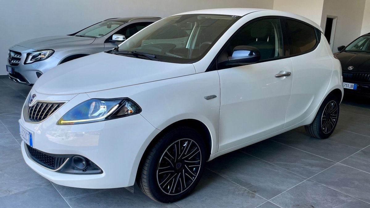 Lancia Ypsilon 1.0 FireFly 5 porte S&S Hybrid Ecochic Silver (3)