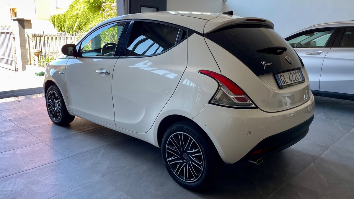 Lancia Ypsilon 1.0 FireFly 5 porte S&S Hybrid Ecochic Silver (4)