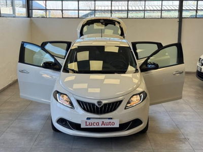 Lancia Ypsilon 1.0 FireFly 5 porte S&S Hybrid Ecochic Silver usata
