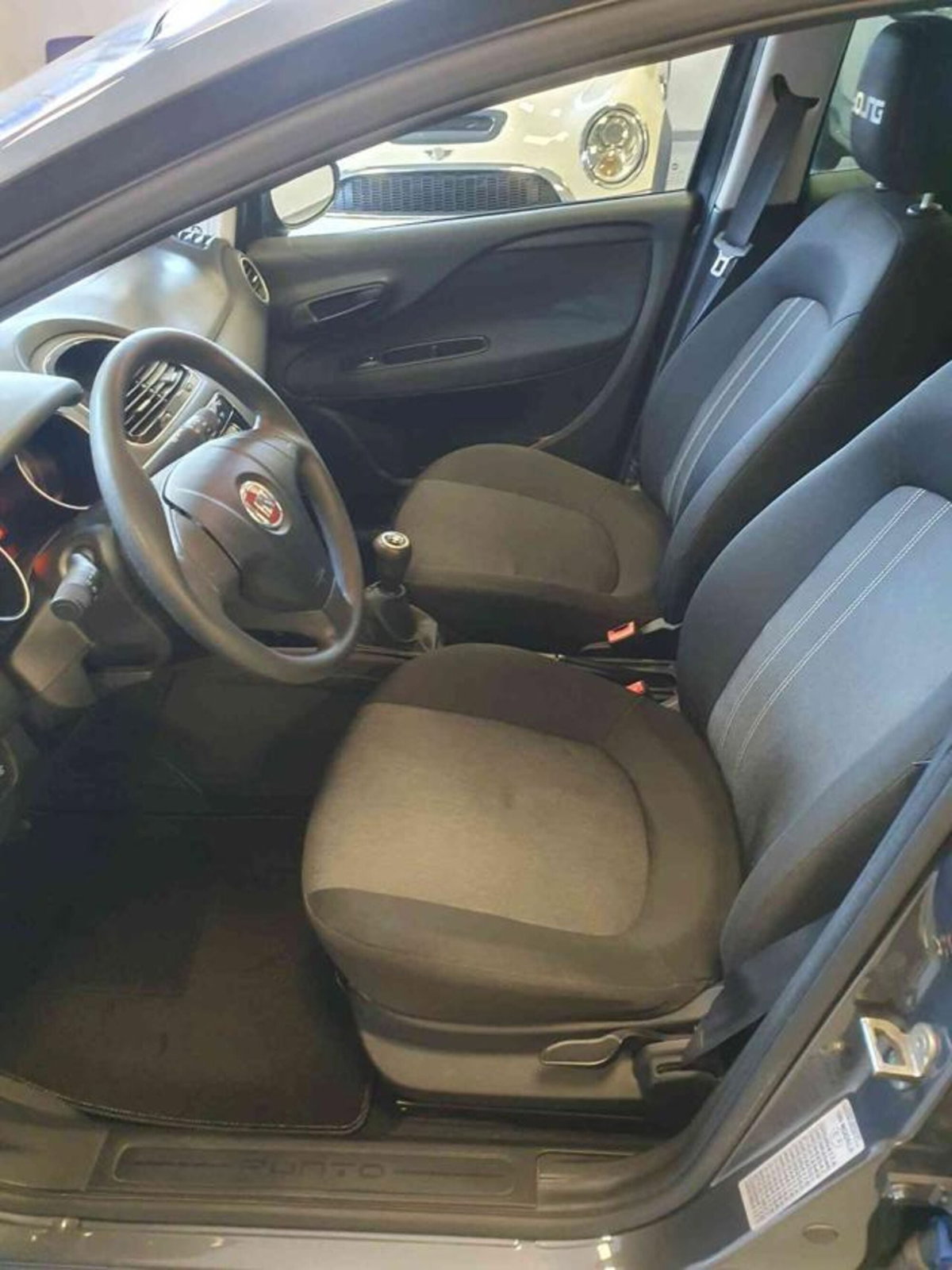Fiat Punto 1.3 MJT II 75 CV 5 porte Young (5)