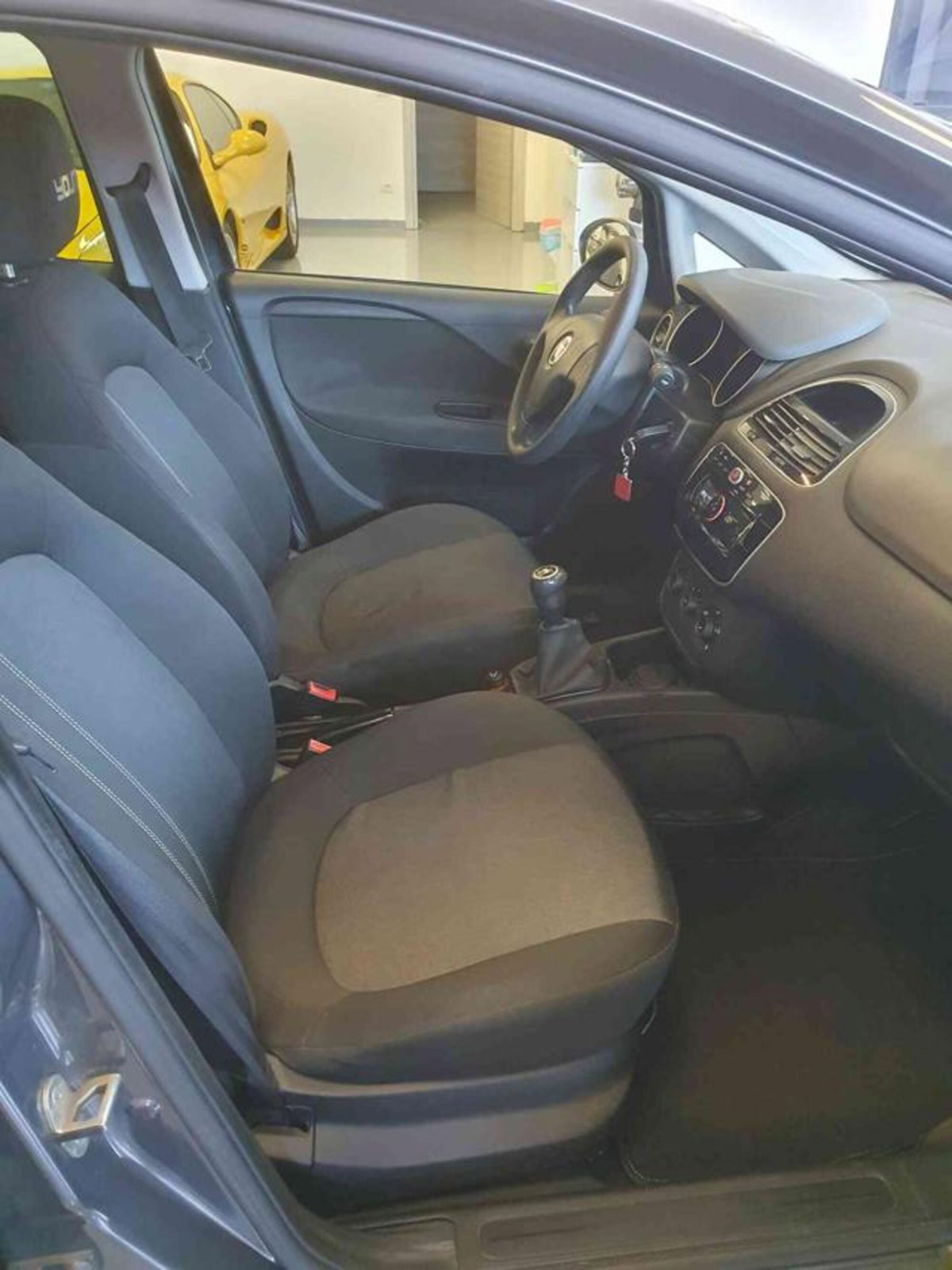 Fiat Punto 1.3 MJT II 75 CV 5 porte Young (8)