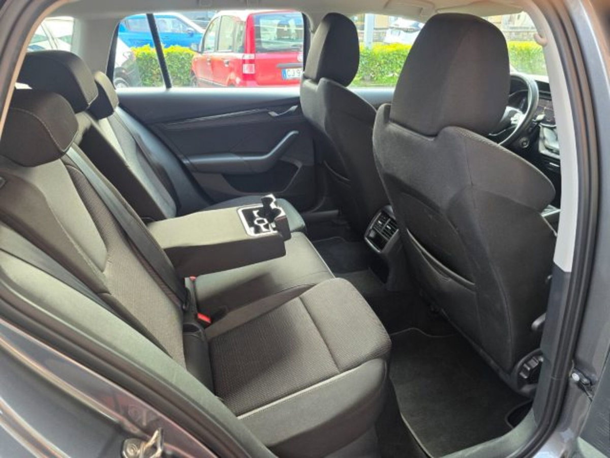Skoda Octavia Station Wagon 2.0 TDI EVO SCR DSG Wagon Executive (10)