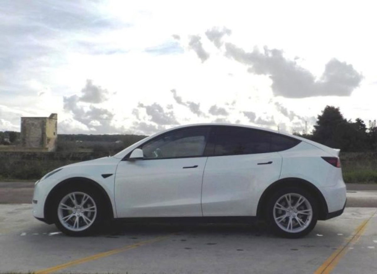 Tesla Model Y Premium Long Range awd (8)