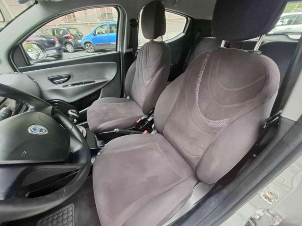 Lancia Ypsilon 1.2 69 CV 5 porte Gold (10)
