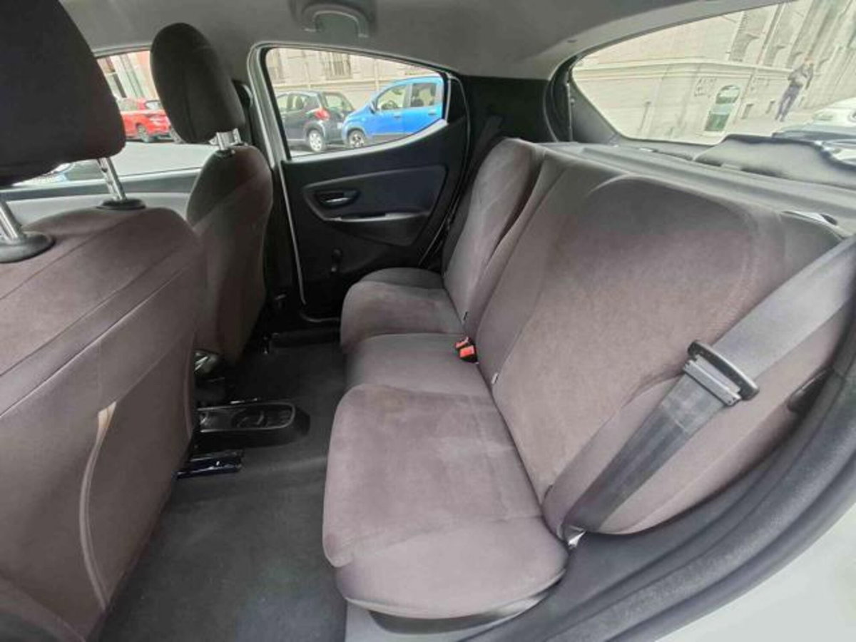 Lancia Ypsilon 1.2 69 CV 5 porte Gold (12)