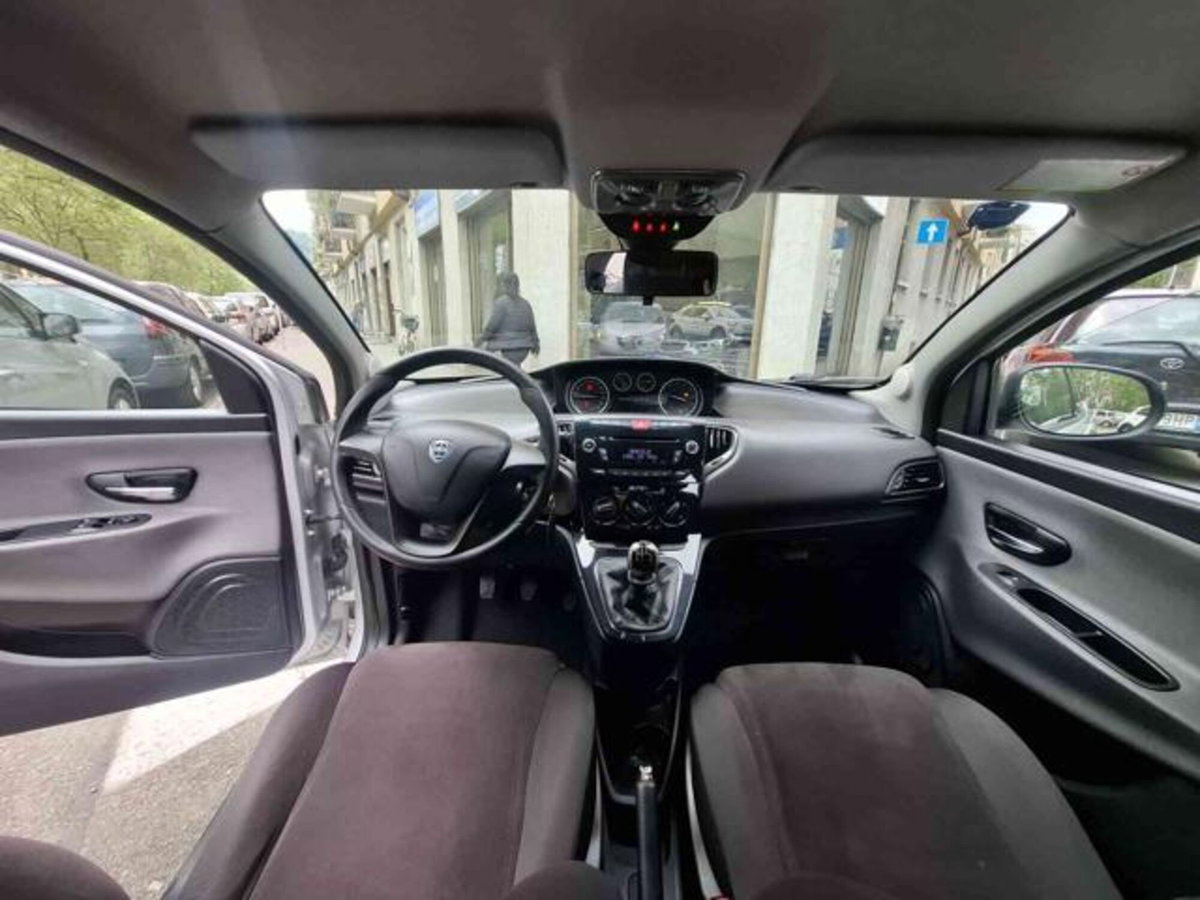 Lancia Ypsilon 1.2 69 CV 5 porte Gold (13)