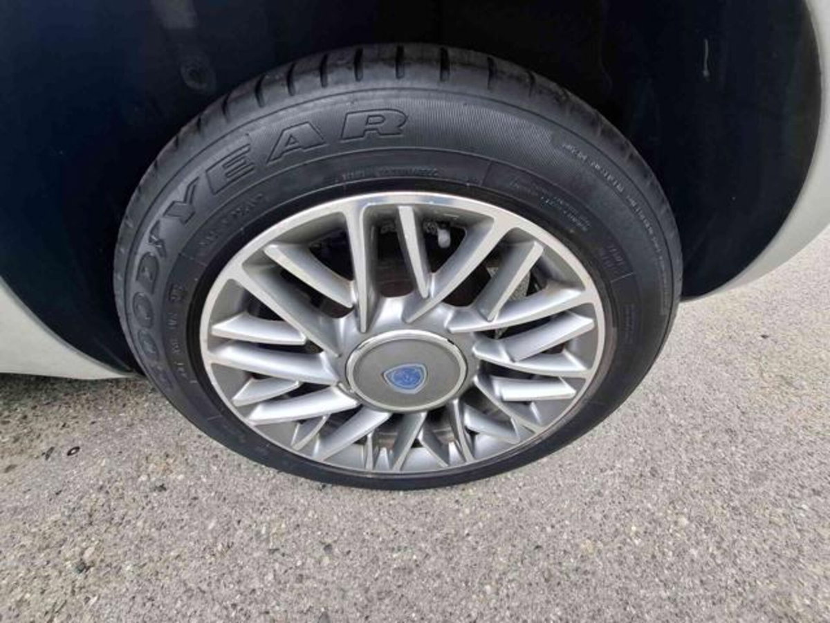 Lancia Ypsilon 1.2 69 CV 5 porte Gold (16)