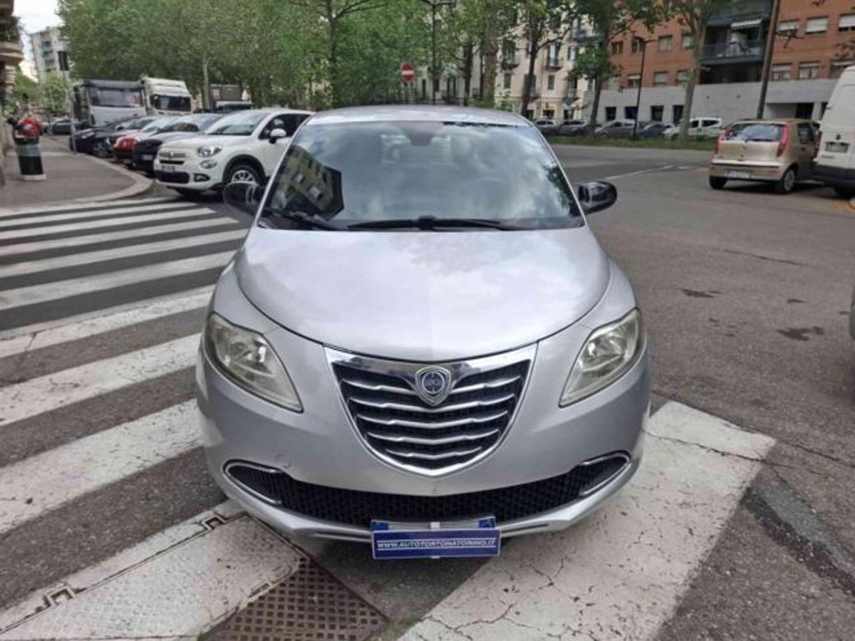 Lancia Ypsilon 1.2 69 CV 5 porte Gold (2)
