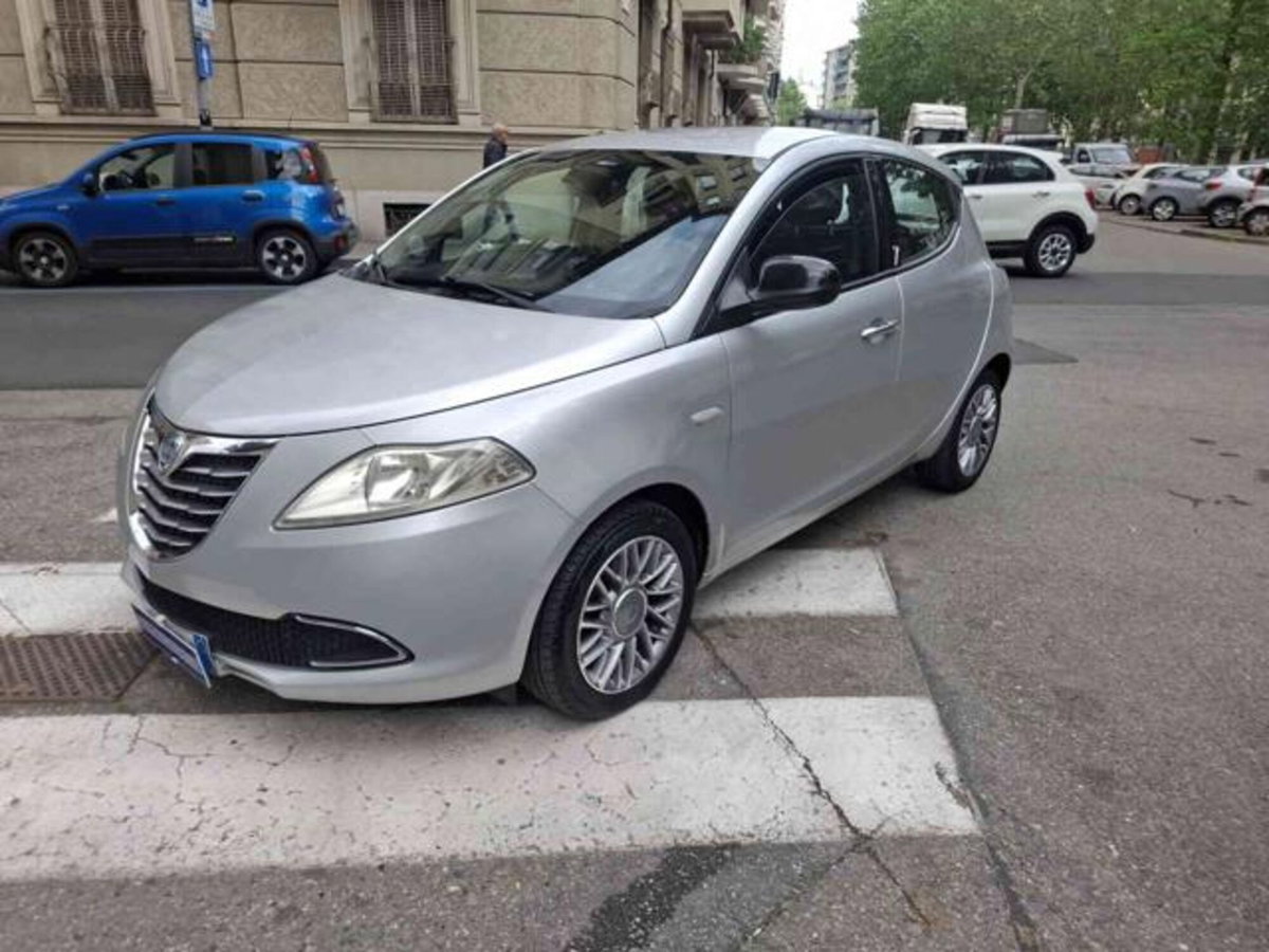 Lancia Ypsilon 1.2 69 CV 5 porte Gold (3)