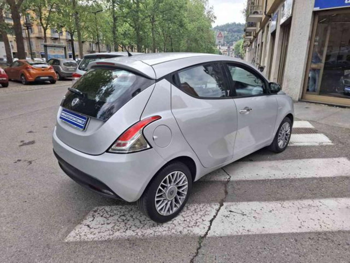 Lancia Ypsilon 1.2 69 CV 5 porte Gold (6)