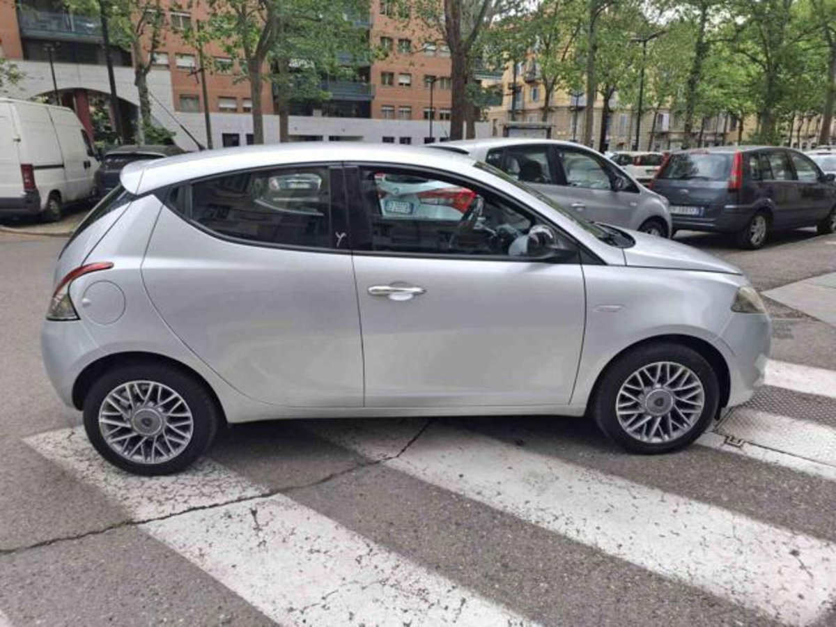 Lancia Ypsilon 1.2 69 CV 5 porte Gold (7)