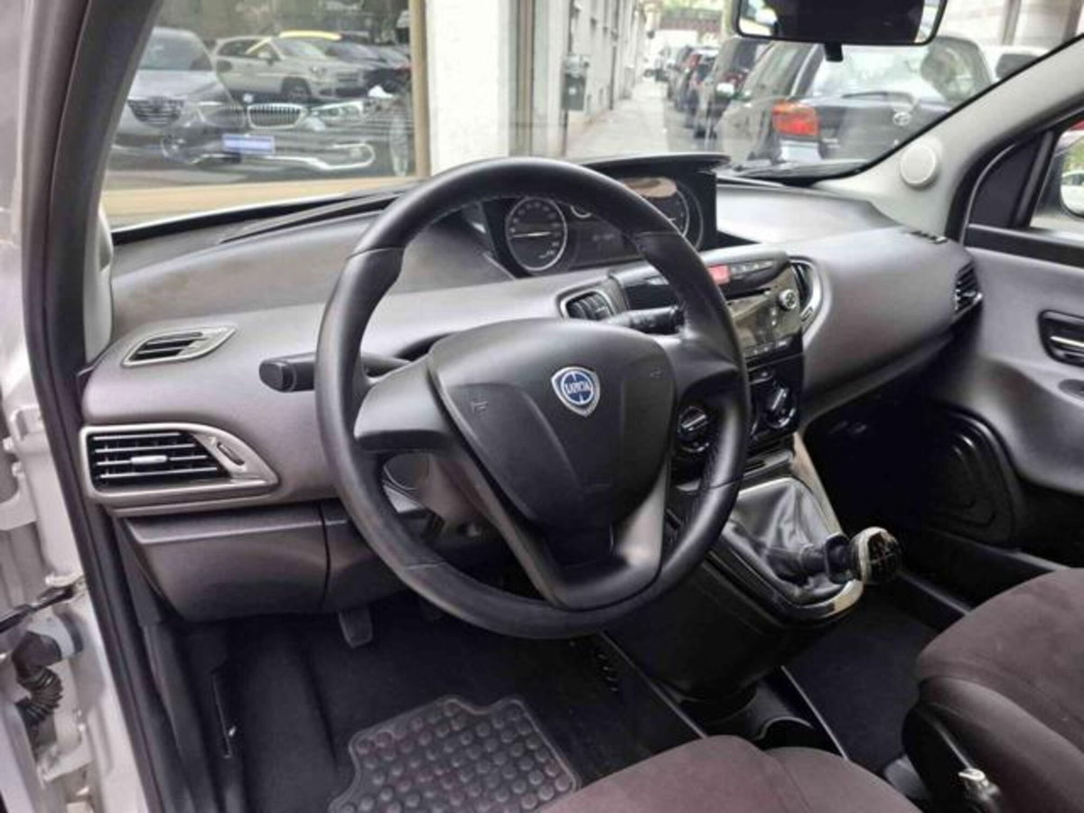 Lancia Ypsilon 1.2 69 CV 5 porte Gold (8)