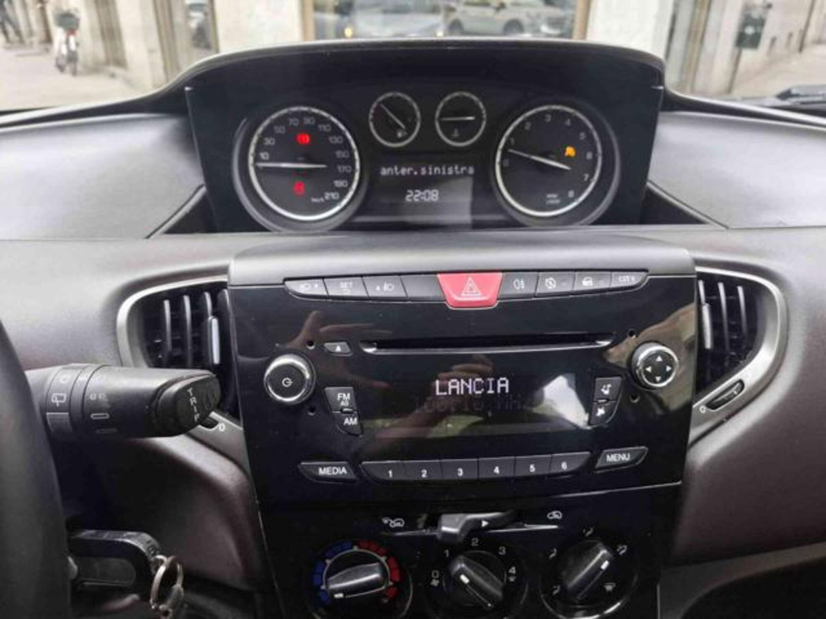 Lancia Ypsilon 1.2 69 CV 5 porte Gold (9)