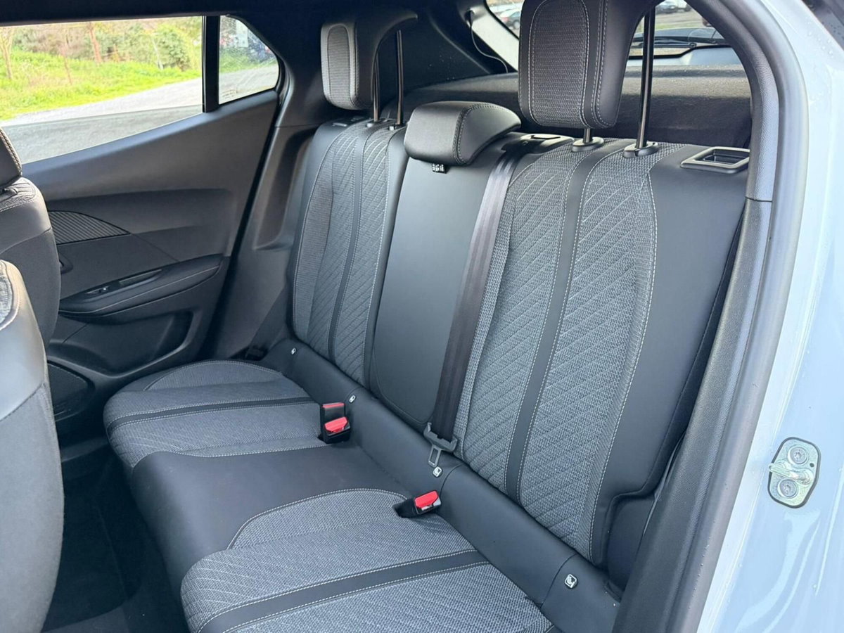 Peugeot 2008 PureTech 100 S&S Allure (9)