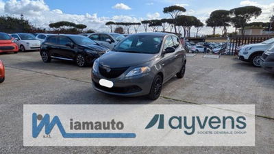Lancia Ypsilon 1.0 FireFly 5 porte S&S Hybrid Ecochic Silver usata