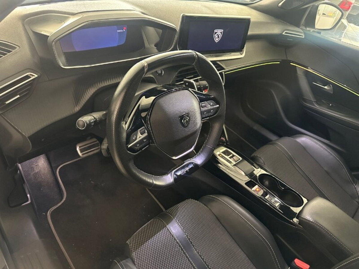 Peugeot 2008 PureTech 130 S&S EAT8 GT (10)