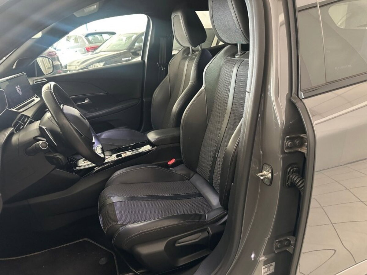 Peugeot 2008 PureTech 130 S&S EAT8 GT (11)