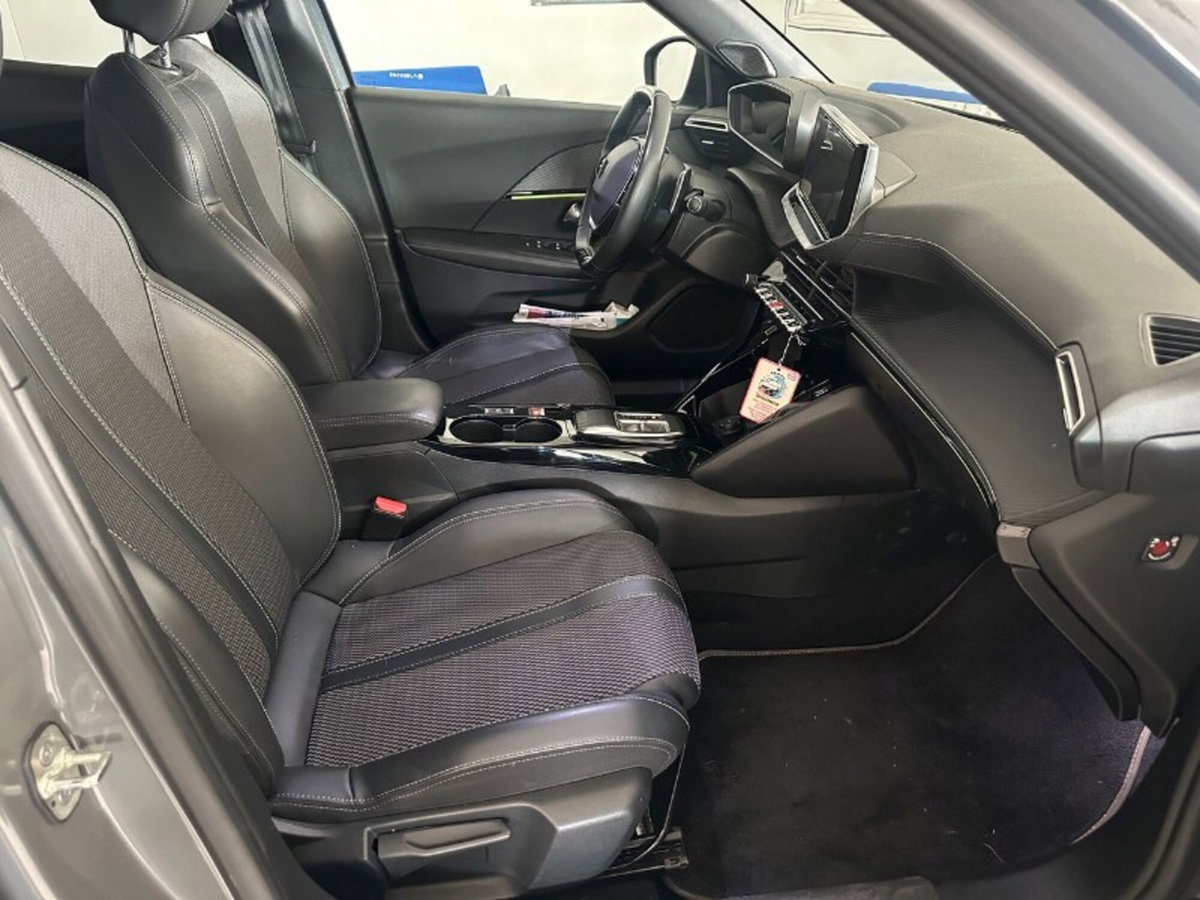 Peugeot 2008 PureTech 130 S&S EAT8 GT (14)