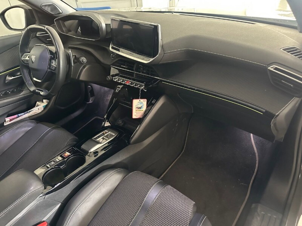 Peugeot 2008 PureTech 130 S&S EAT8 GT (15)
