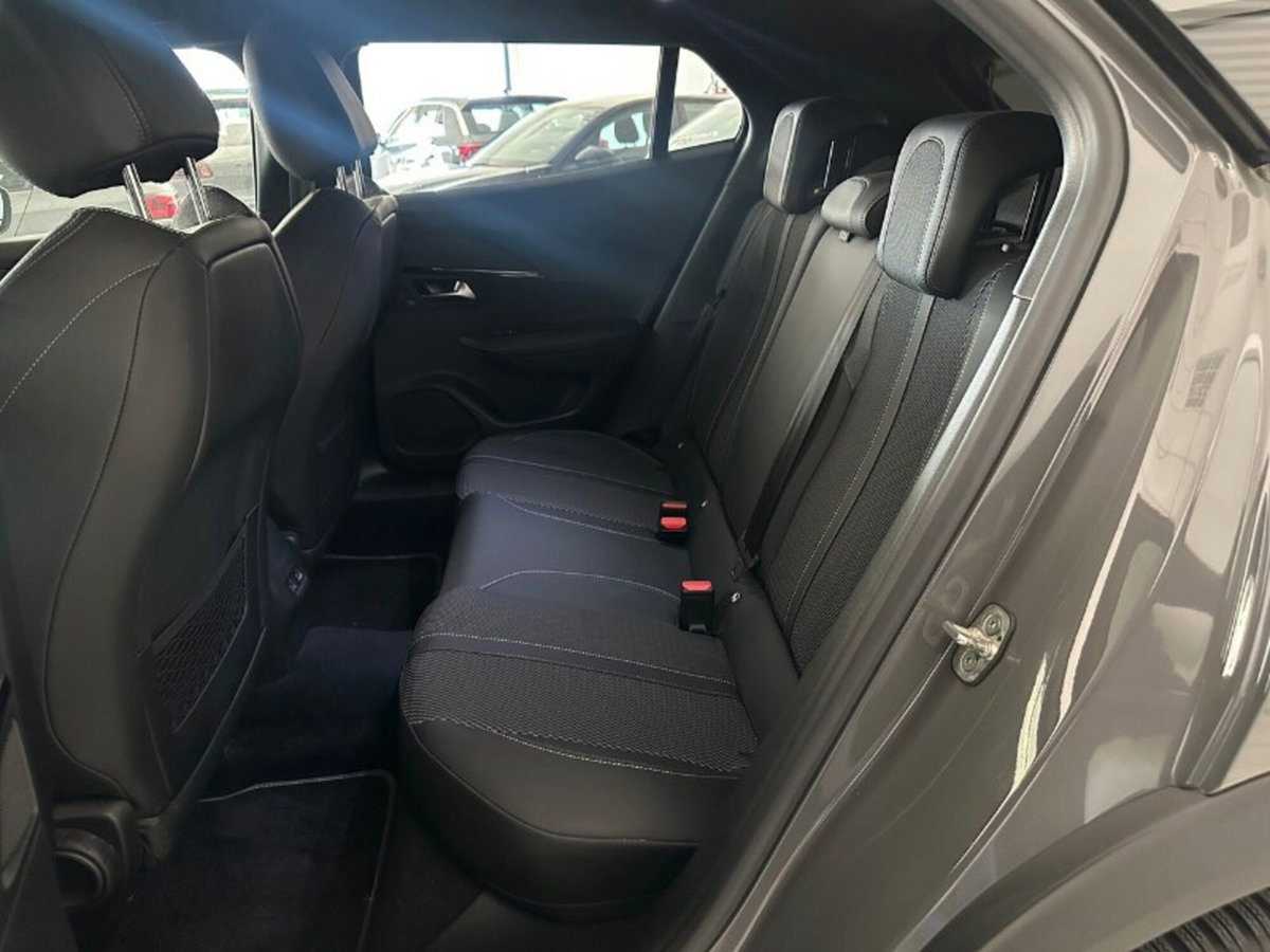 Peugeot 2008 PureTech 130 S&S EAT8 GT (16)