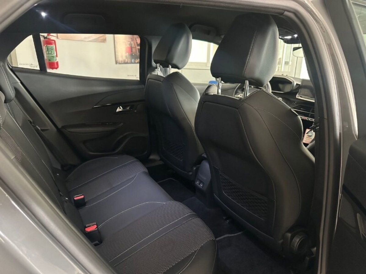 Peugeot 2008 PureTech 130 S&S EAT8 GT (17)