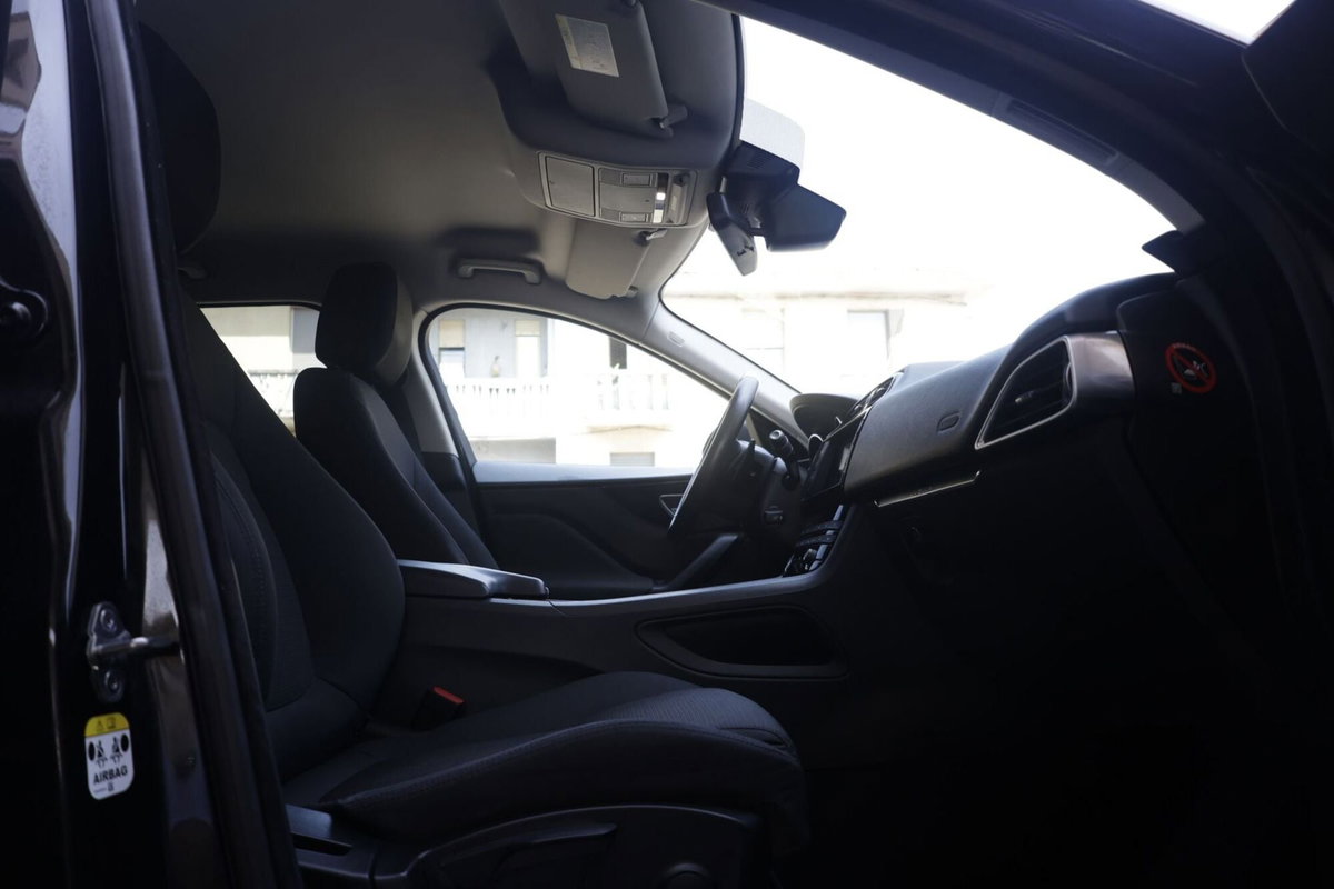 Jaguar F-Pace 2.0 D 180 CV AWD Pure (11)