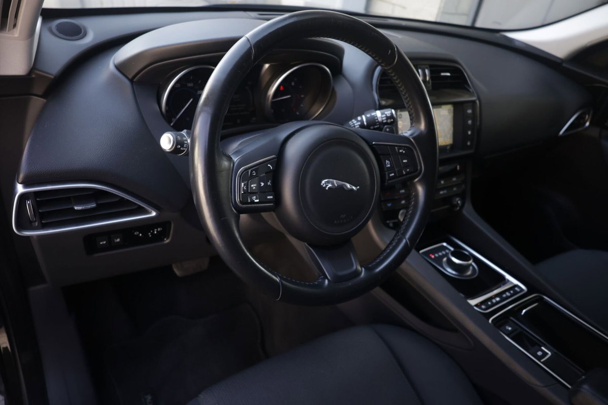 Jaguar F-Pace 2.0 D 180 CV AWD Pure (14)