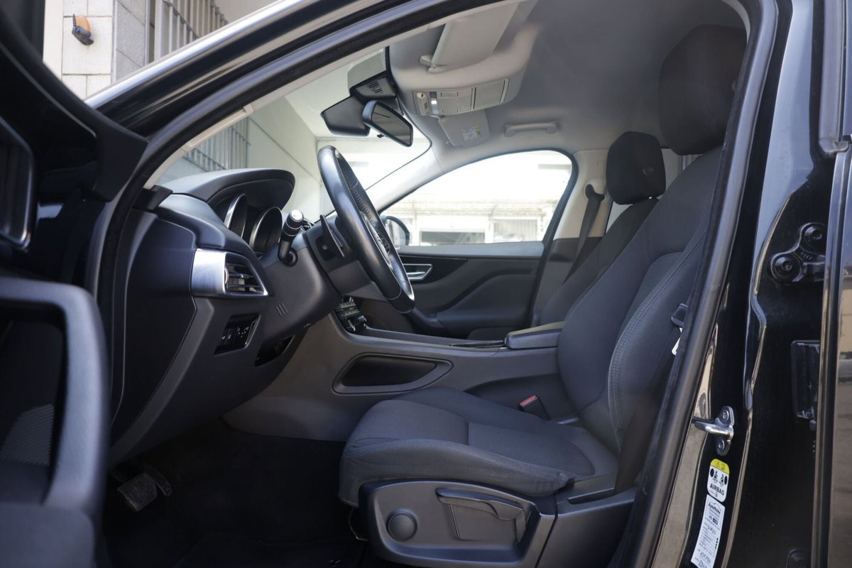Jaguar F-Pace 2.0 D 180 CV AWD Pure (17)