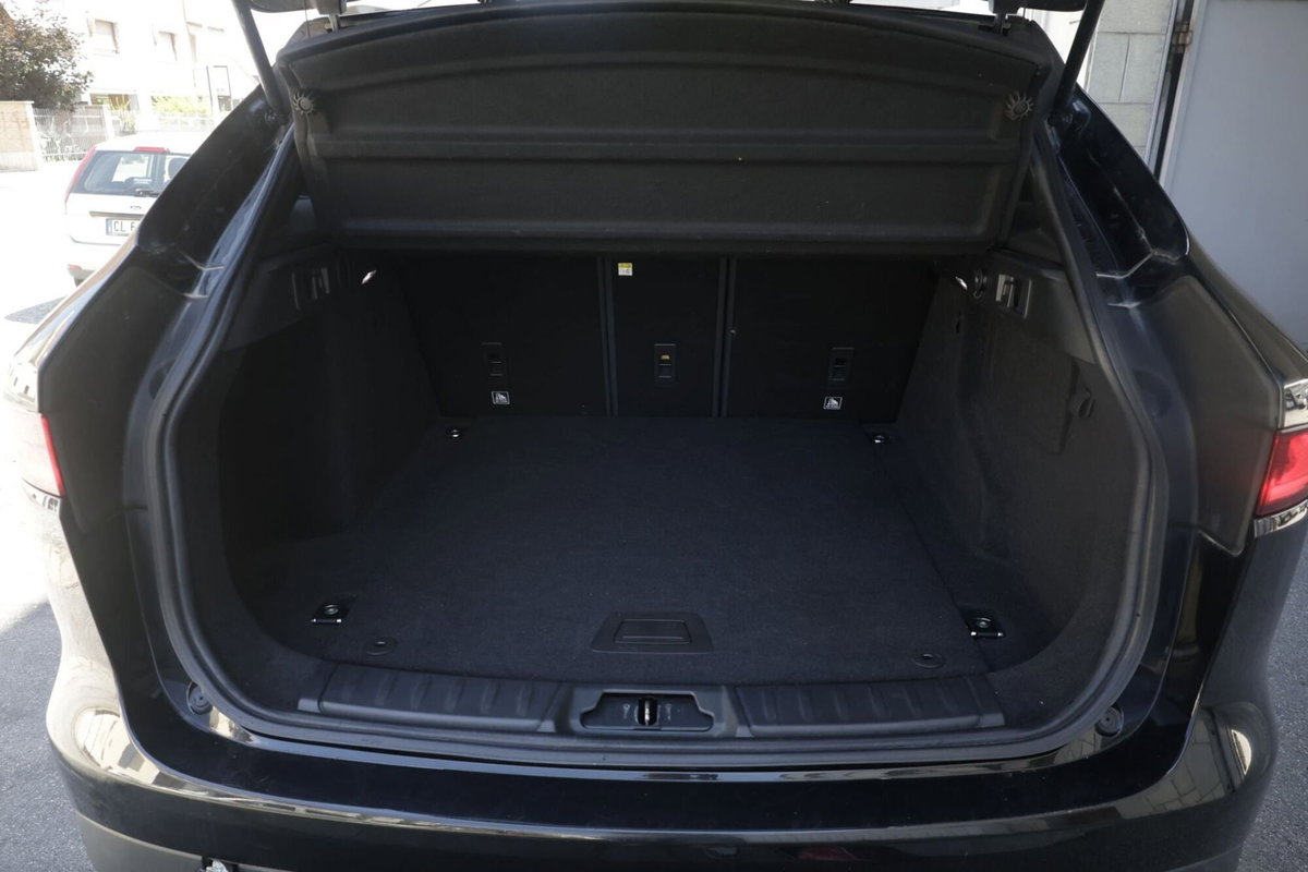 Jaguar F-Pace 2.0 D 180 CV AWD Pure (18)