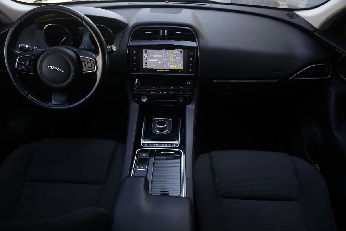 Jaguar F-Pace 2.0 D 180 CV AWD Pure (2)