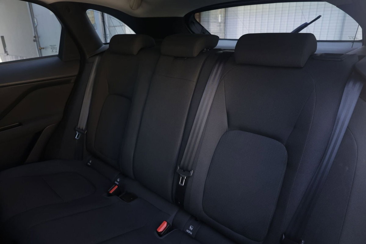 Jaguar F-Pace 2.0 D 180 CV AWD Pure (3)