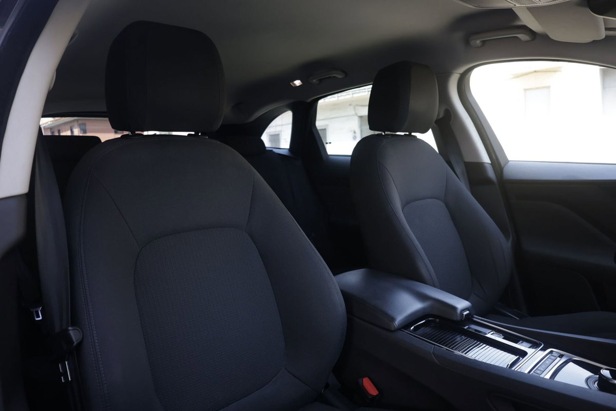 Jaguar F-Pace 2.0 D 180 CV AWD Pure (6)