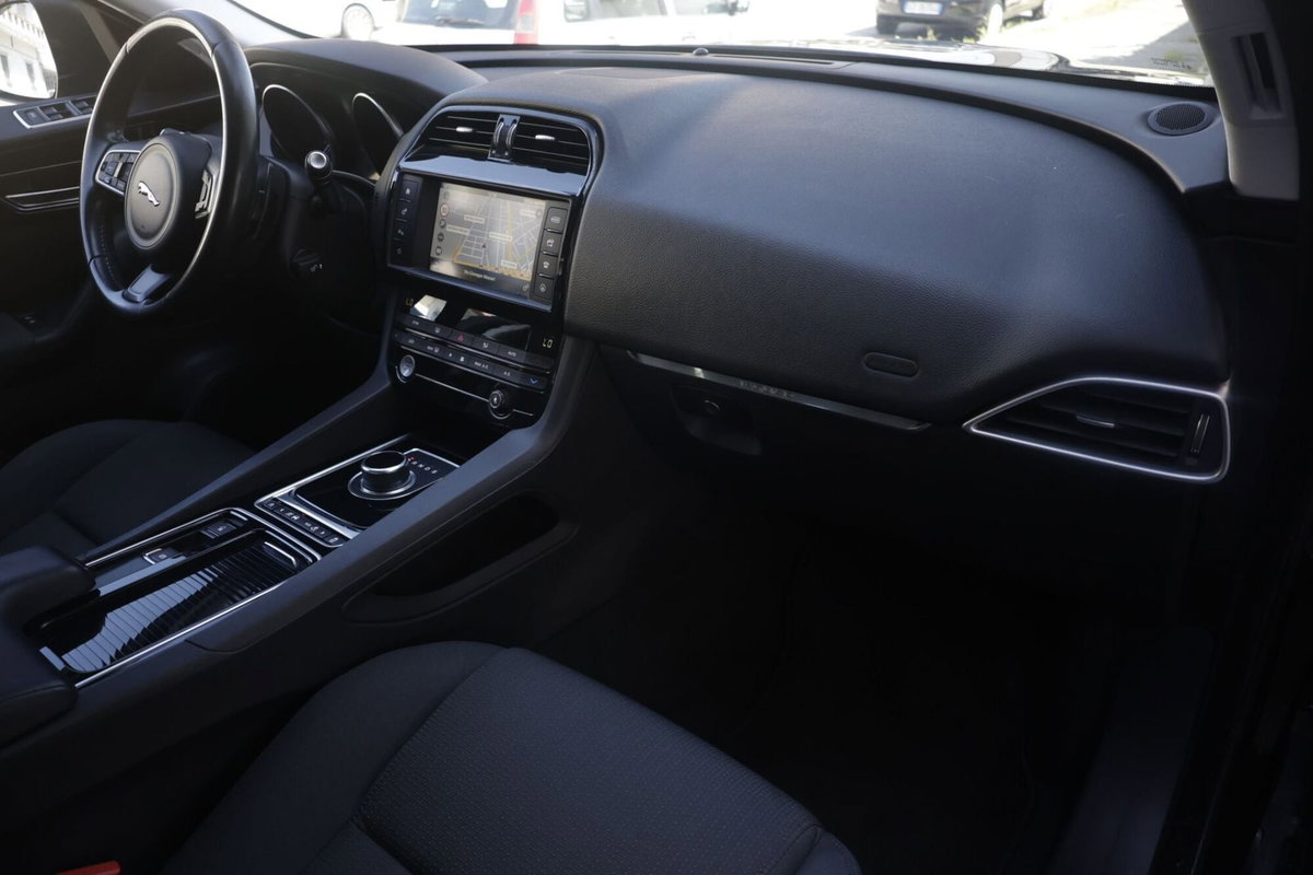 Jaguar F-Pace 2.0 D 180 CV AWD Pure (9)