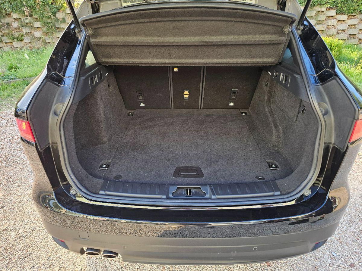 Jaguar F-Pace 2.0 D 180 CV Portfolio (11)