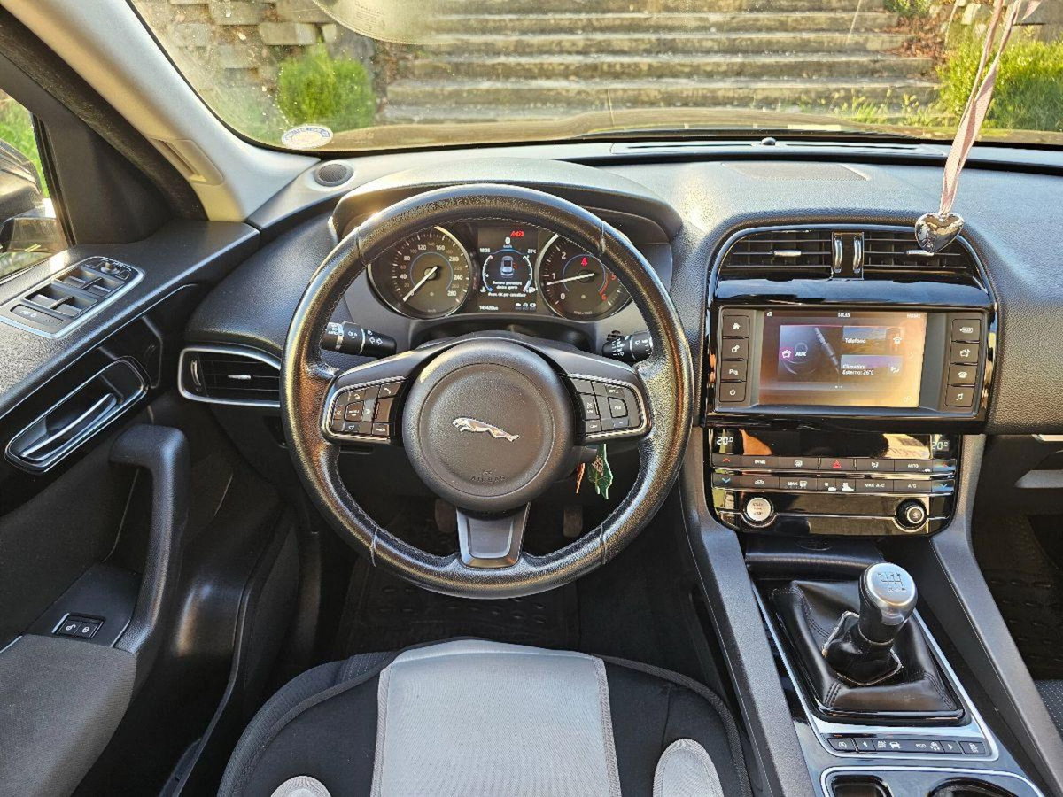 Jaguar F-Pace 2.0 D 180 CV Portfolio (13)
