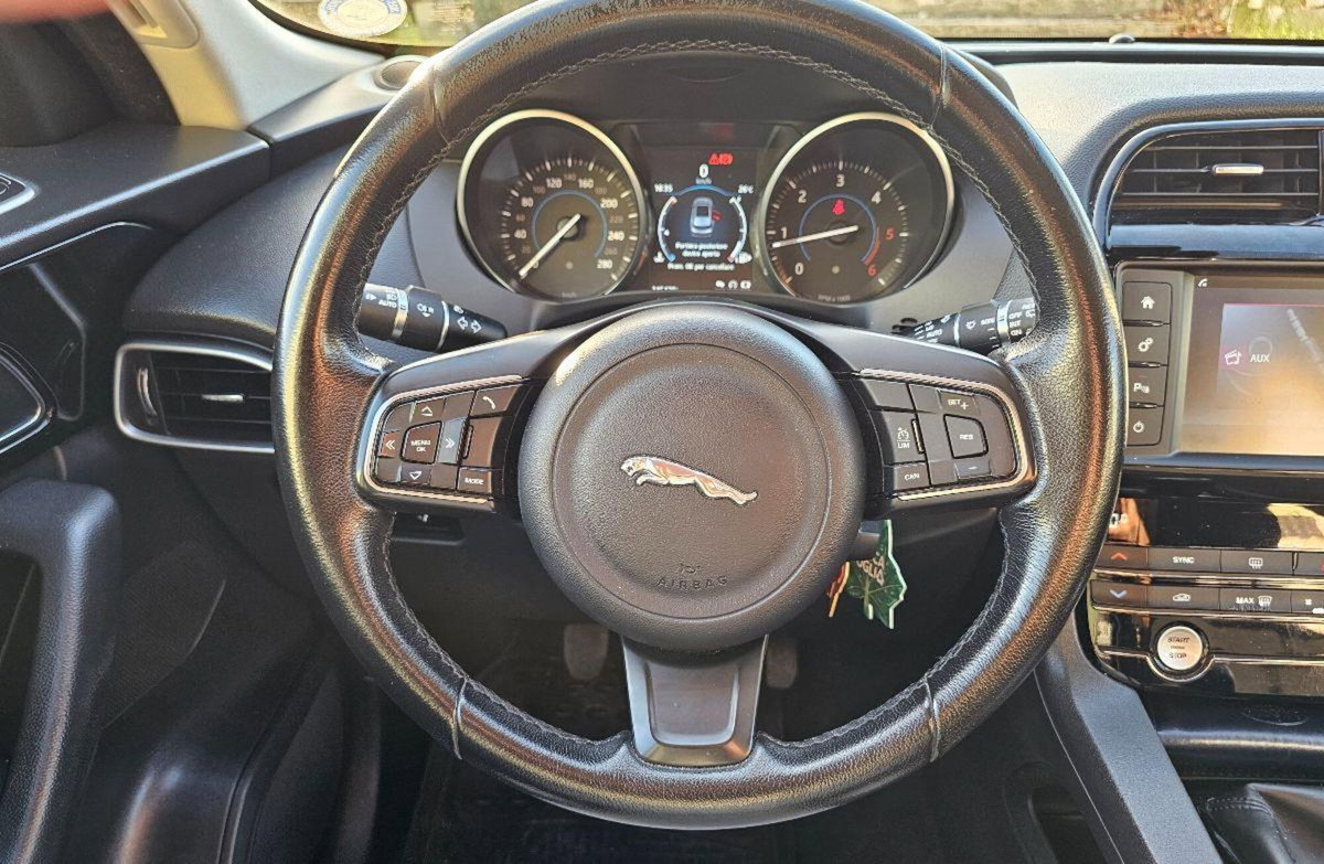 Jaguar F-Pace 2.0 D 180 CV Portfolio (14)