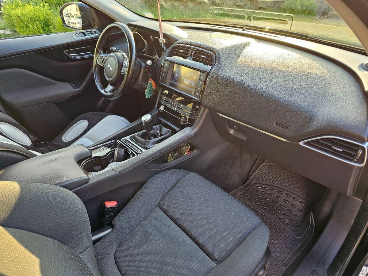 Jaguar F-Pace 2.0 D 180 CV Portfolio (16)