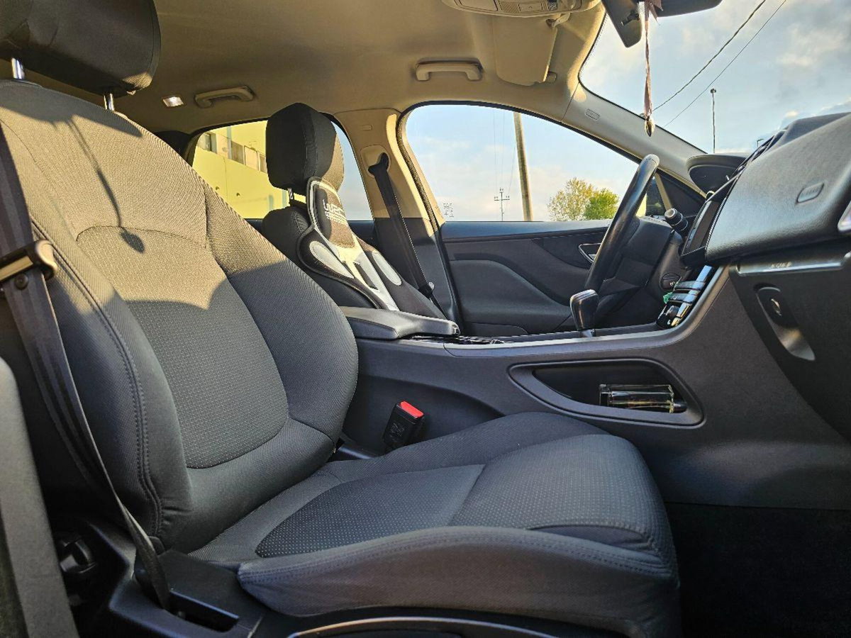 Jaguar F-Pace 2.0 D 180 CV Portfolio (17)
