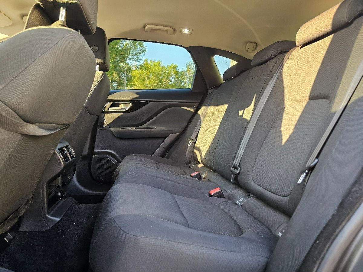 Jaguar F-Pace 2.0 D 180 CV Portfolio (18)