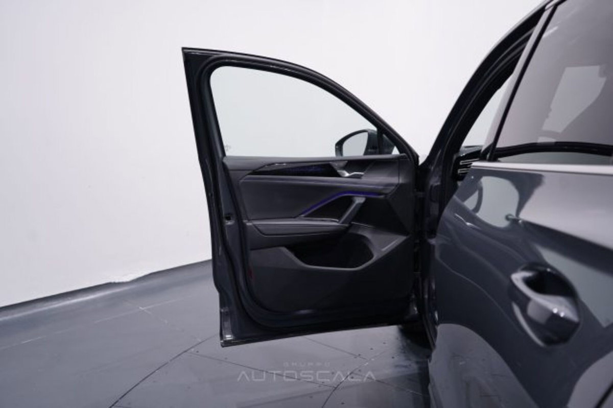 Volkswagen Tiguan 2.0 tdi R-Line 150cv dsg (9)