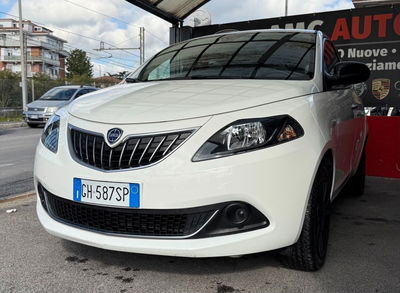 Lancia Ypsilon 1.0 FireFly 5 porte S&S Hybrid Ecochic Silver usata