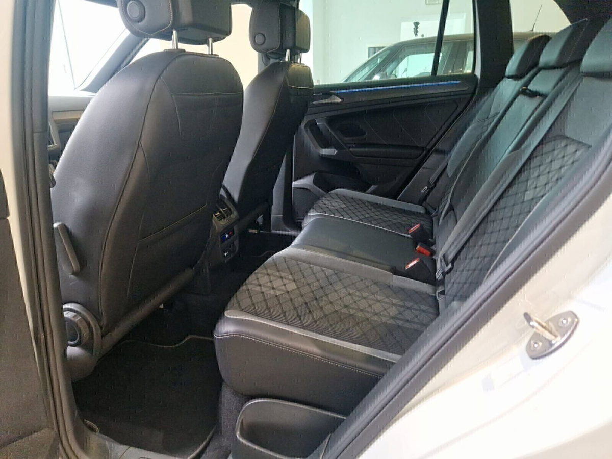 Volkswagen Tiguan 2.0 TDI 150 CV SCR DSG 4MOTION R-Line (11)