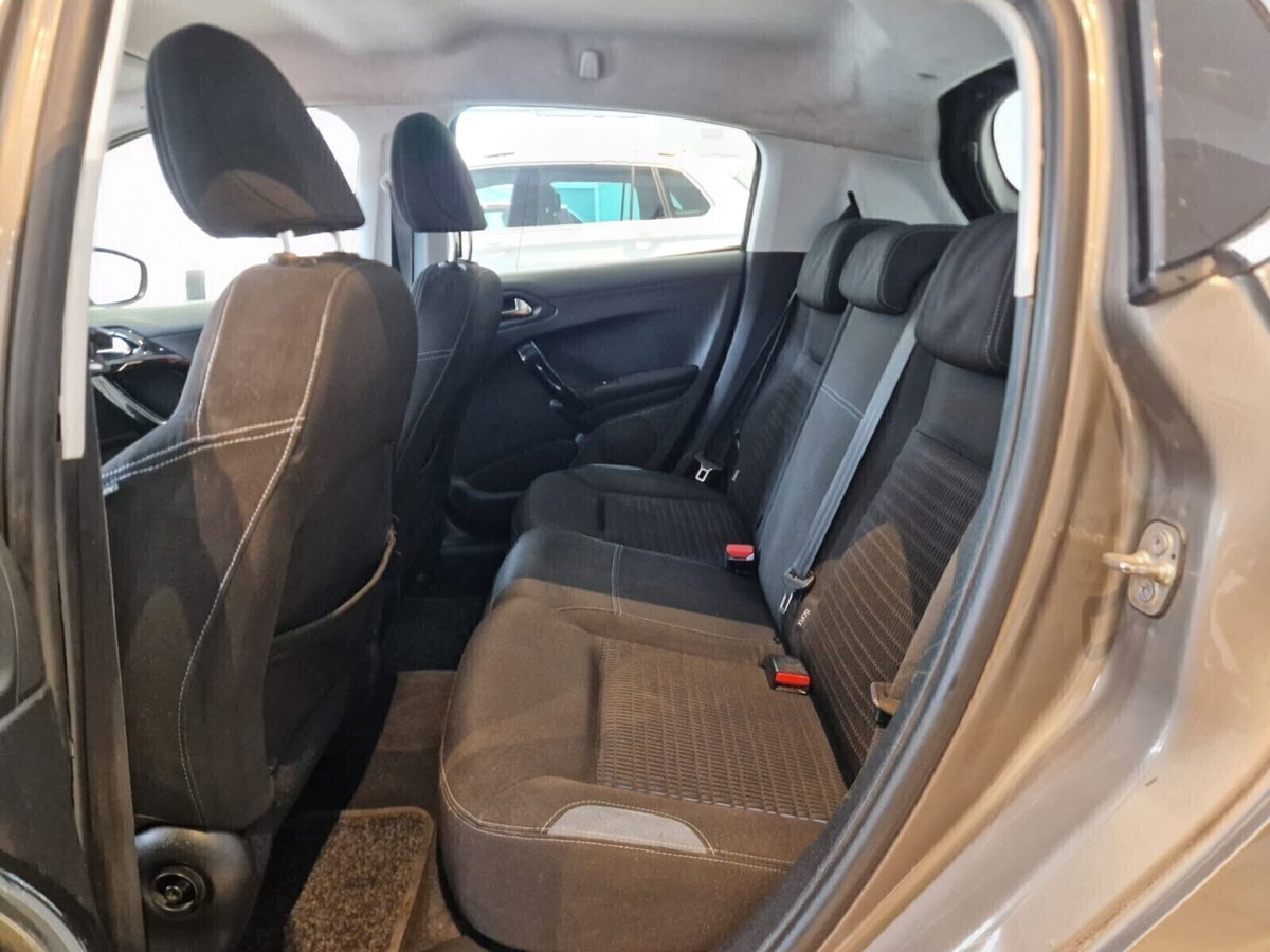 Peugeot 208 VTi 82 CV 5 porte Allure (7)