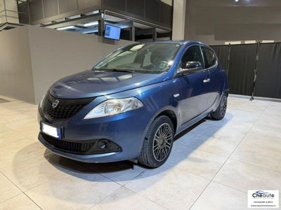 Lancia Ypsilon 1.0 FireFly 5 porte S&S Hybrid Ecochic Silver usata