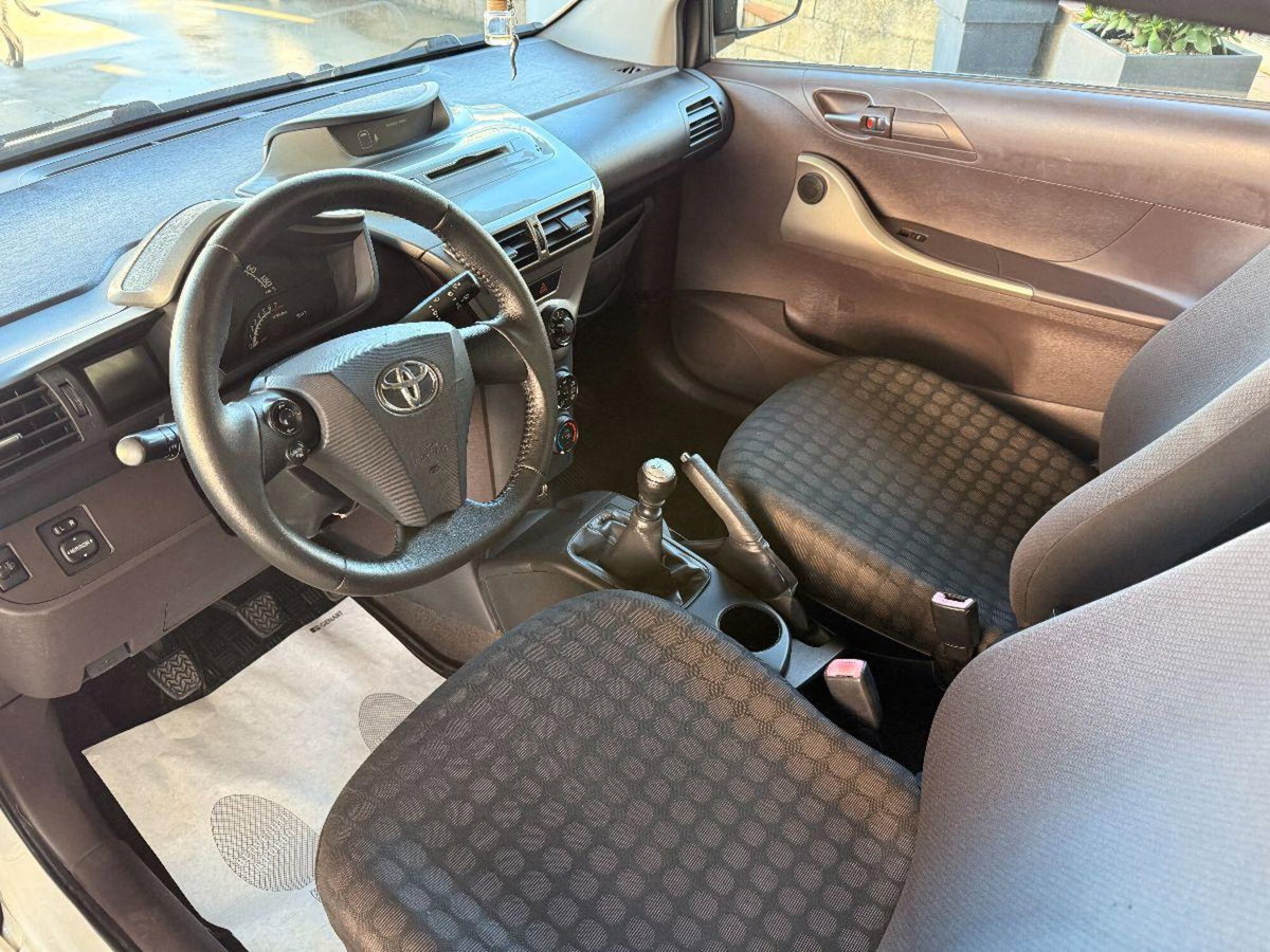 Toyota iQ 1.0 Sol (8)