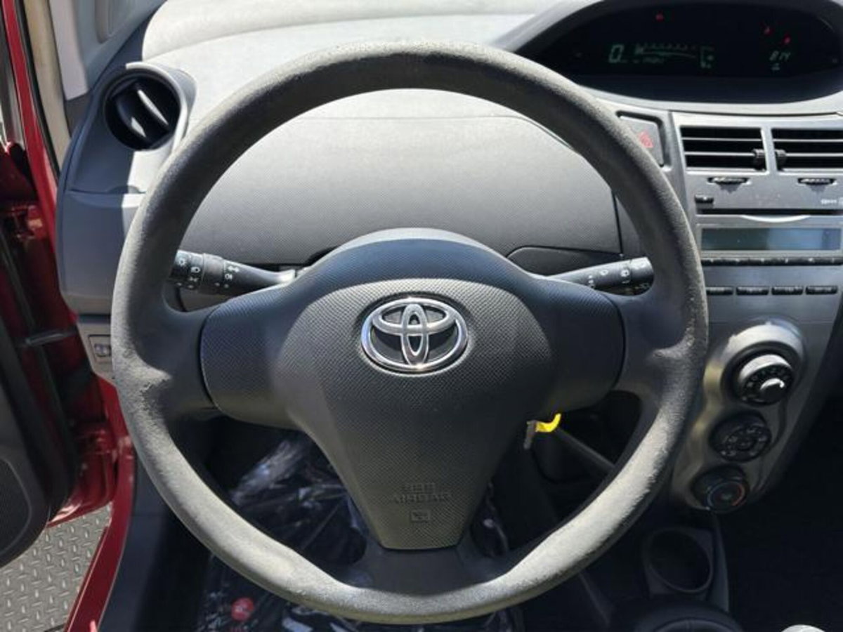 Toyota Yaris 1.0 5 porte (8)