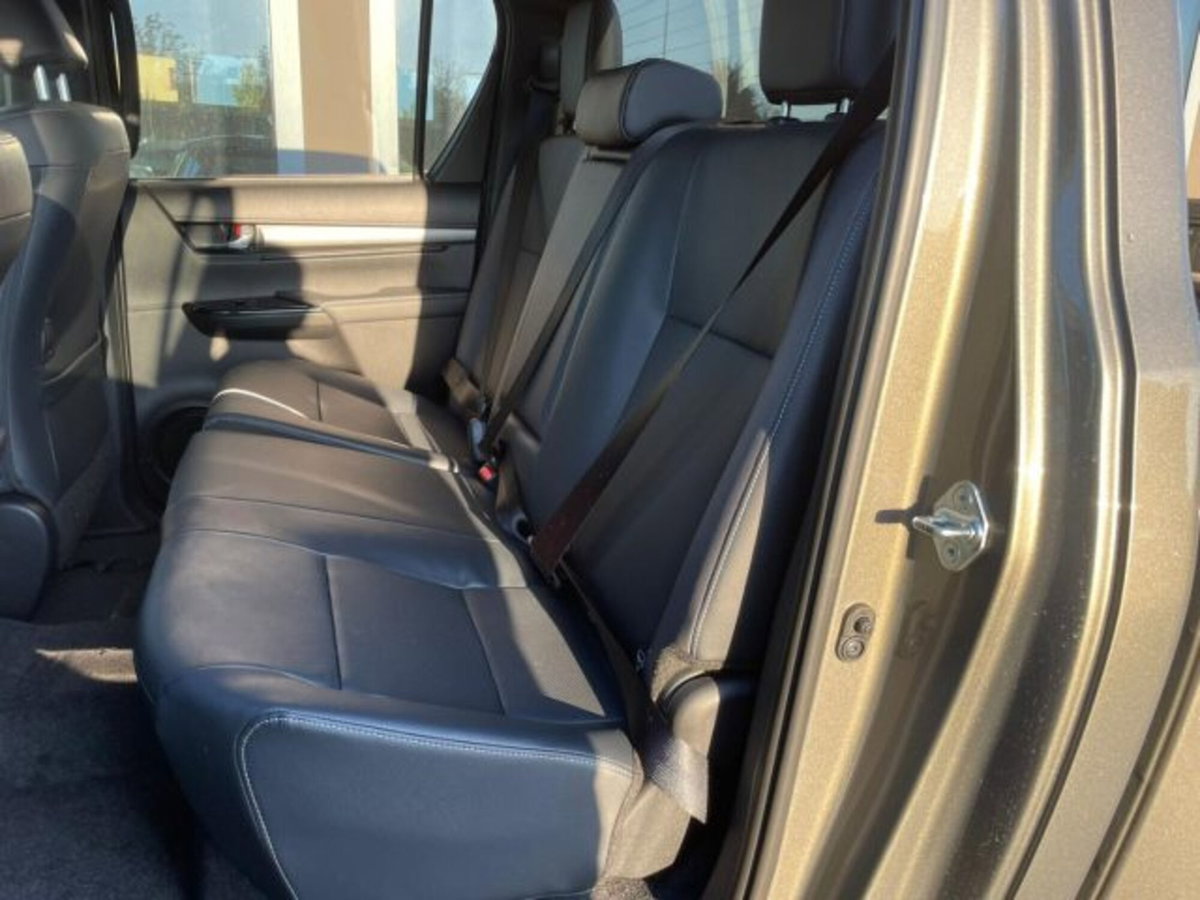 Toyota Hilux 2.8 d-4d 48V double cab Invincible auto (10)