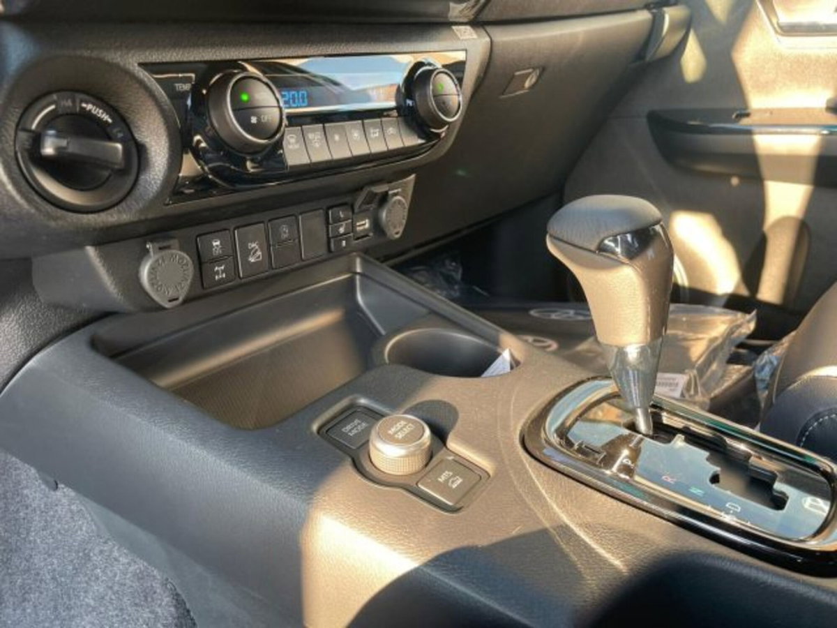 Toyota Hilux 2.8 d-4d 48V double cab Invincible auto (12)