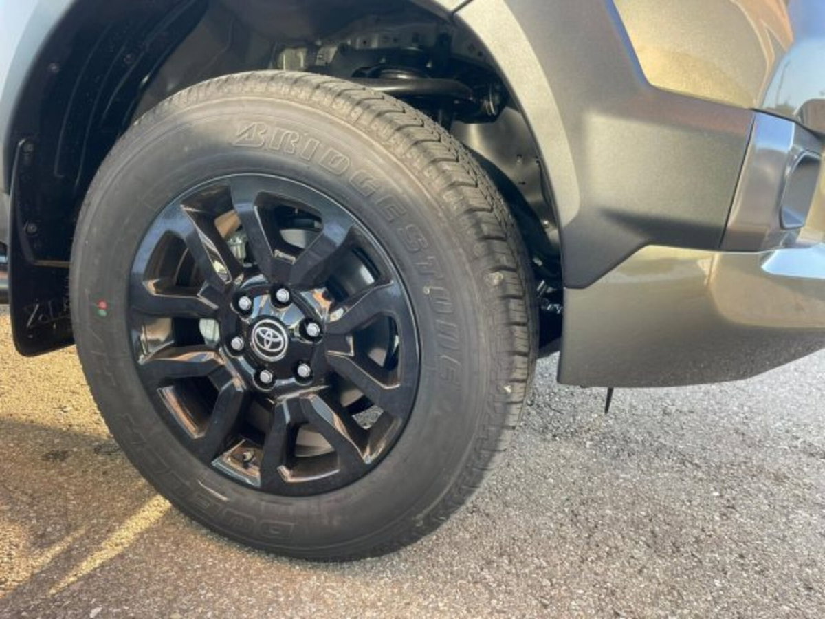 Toyota Hilux 2.8 d-4d 48V double cab Invincible auto (8)