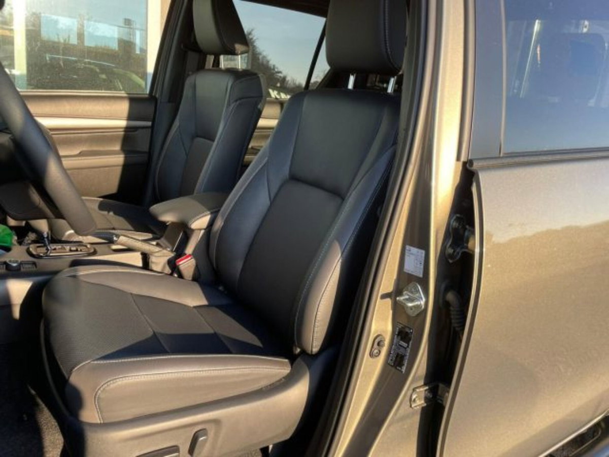 Toyota Hilux 2.8 d-4d 48V double cab Invincible auto (9)